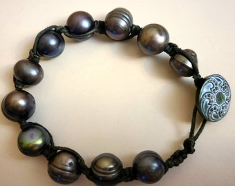 Leather and freshwater Gray pearls with Czech glass button