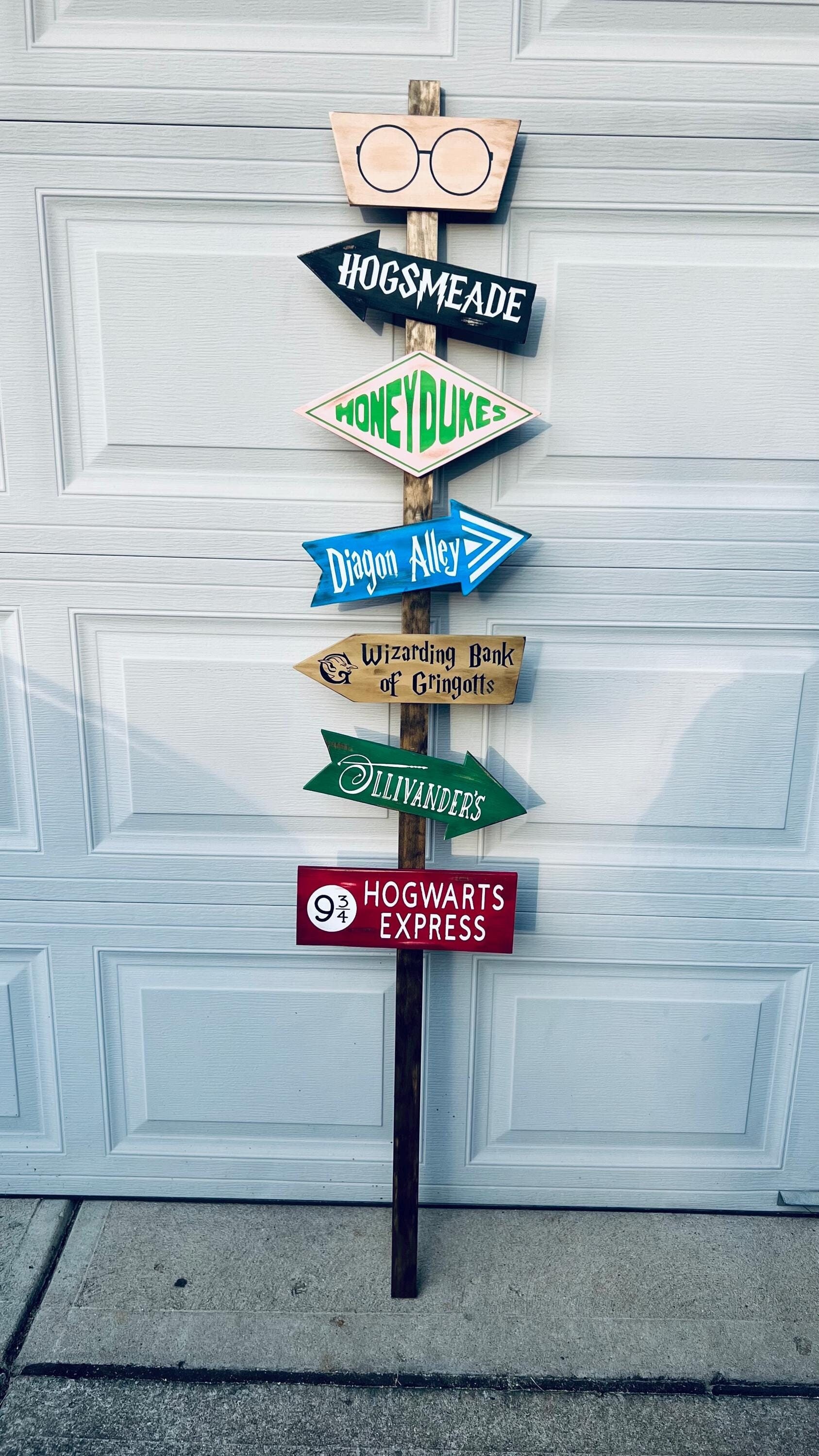 thumbnail image 2 of 4 Large Harry Potter Hogwarts Wizards Party Decoration Arrow Signs - 42cm 2 of 6
