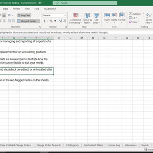 Pu&ograve; includere: Schermata di un foglio di calcolo Microsoft Excel intitolato "Project Financial Tracking - Comprehensive - v4.0". Il foglio di calcolo contiene testo, un sommario e una griglia di celle. La parte superiore dello schermo mostra la barra multifunzione di Excel con varie opzioni di modifica.
