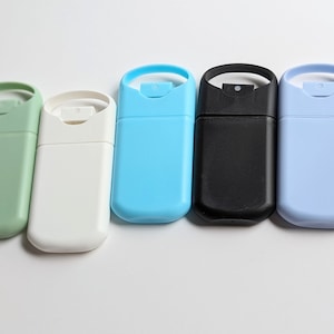 Puede incluir: Siete pequeños frascos pulverizadores recargables de varios colores, incluyendo rosa, verde, blanco, azul, negro, azul claro y amarillo. Los frascos tienen un cuerpo de plástico transparente y una boquilla de pulverización negra.