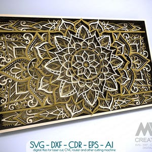 Könnte beinhalten: Ein mehrschichtiges Wandkunstwerk aus Holz mit einem Mandala-Design. Das Kunstwerk zeigt komplizierte Muster in Schwarz, Gold und Weiß, wodurch ein dreidimensionaler Effekt entsteht. Der untere Teil des Bildes enthält den Text "SVG - DXF - CDR - EPS - AI".