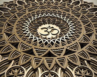 Puede incluir: Un mandala de madera marrón con intrincados recortes y un símbolo Om central. El mandala está formado por múltiples niveles de detalle, creando un efecto tridimensional.