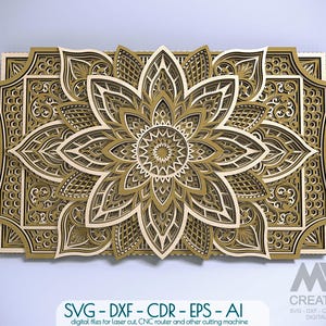 Puede incluir: Una pieza de arte mural de madera en capas con un diseño floral detallado en tonos dorados y crema. La obra de arte tiene un patrón simétrico intrincado y un marco rectangular. El texto en la parte inferior dice "SVG - DXF - CDR - EPS - AI".