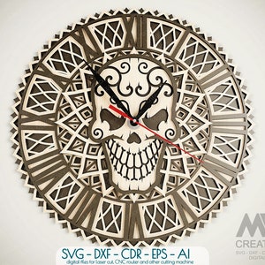 Könnte beinhalten: Ein Laser-geschnittenes Uhrdesign mit einem Schädel mit filigranen Details und einem römischen Zifferblatt. Die Uhr ist aus Holz und hat eine braune Oberfläche. SVG - DXF - CDR - EPS - AI digitale Dateien für Laser-Schneiden, CNC-Fräsen und andere Schneidemaschinen. MW Creations.