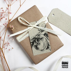 Geschenkanhänger aus Graspapier, Motiv: Apfel