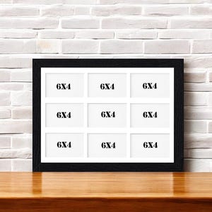 Peut inclure: Cadre photo noir avec neuf ouvertures pour photos de 15,2 x 10,2 cm. Chaque ouverture est étiquetée "6x4".