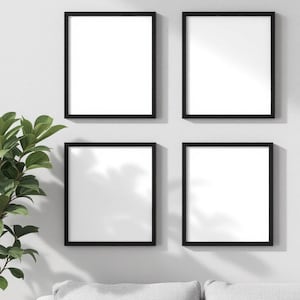Könnte beinhalten: Vier quadratische, schwarz gerahmte Kunstdrucke an einer weißen Wand. Die Rahmen sind in einem Raster angeordnet. Links ist eine grüne Pflanze zu sehen, unten ein graues Sofa. Ideal zum Präsentieren von Kunstwerken.