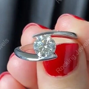 Spiral tension outlet set engagement ring