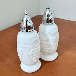Vintage Pair IMPERIAL GLASS Vines Grape Salt and Pepper Shakers Shaker Set 1950s-1960s