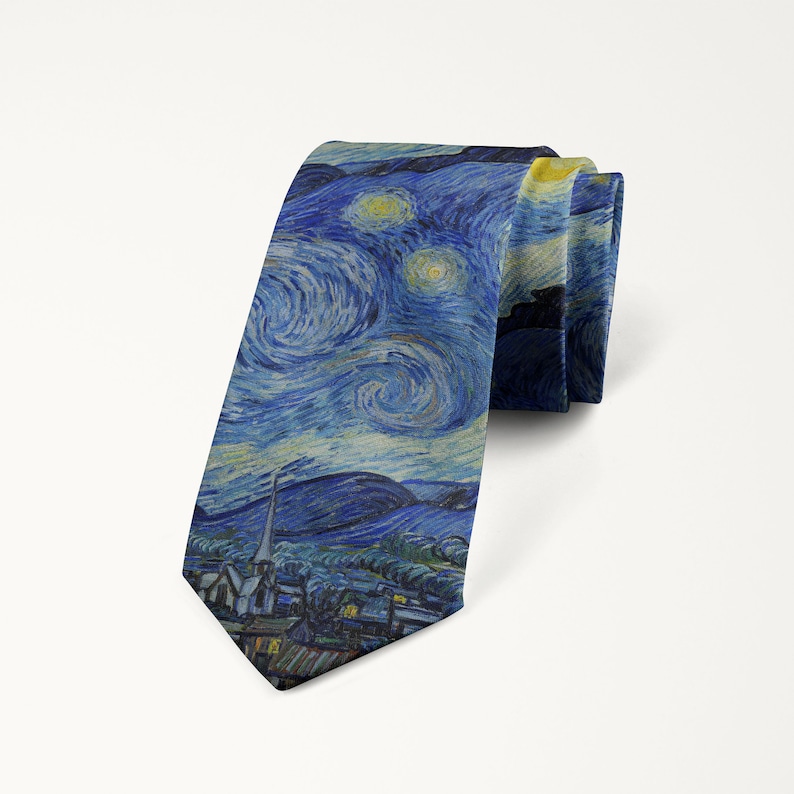 K&ouml;nnte beinhalten: Eine Krawatte mit dem Druck von Van Goghs Gem&auml;lde "Sternennacht". Die Krawatte zeigt den wirbelnden blauen Himmel, gelbe Sterne und eine Dorflandschaft. Das gefaltete Gewebe zeigt die detaillierte Kunst.