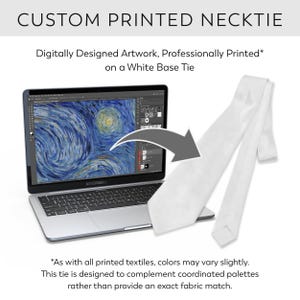 K&ouml;nnte beinhalten: Eine wei&szlig;e, individuell bedruckte Krawatte wird neben einem Laptop mit einem digitalen Design gezeigt. Der Laptop-Bildschirm zeigt ein blaues und gelbes Kunstwerk. Der Text auf dem Bild lautet "Custom Printed Necktie".