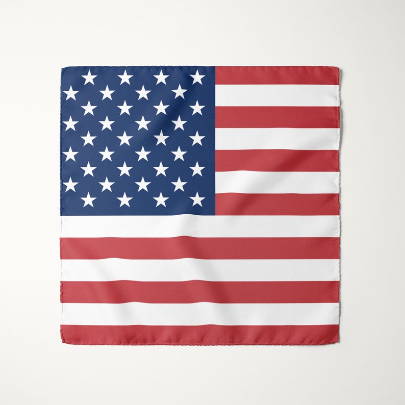 Puede incluir: Un pa&ntilde;uelo de color rojo, blanco y azul con un dise&ntilde;o de bandera estadounidense. El pa&ntilde;uelo est&aacute; hecho de un tejido de algod&oacute;n suave y presenta un dise&ntilde;o cl&aacute;sico de la bandera estadounidense.