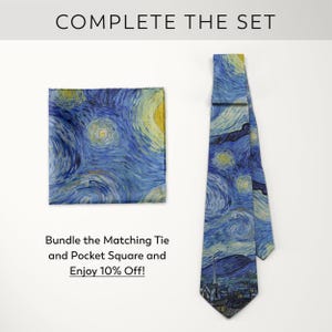 K&ouml;nnte beinhalten: Ein blaues Krawatten- und Einstecktuch-Set mit einem wirbelnden Sternennacht-Design. Krawatte und Einstecktuch sind mit Blau-, Gelb- und Wei&szlig;t&ouml;nen gemustert. Der Text "COMPLETE THE SET" steht oben. Der Text "Bundle the Matching Tie and Pocket Square and Enjoy 10% Off!" steht unten.