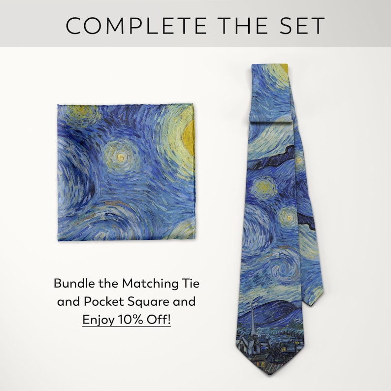 K&ouml;nnte beinhalten: Ein blaues Krawatten- und Einstecktuch-Set mit einem wirbelnden Sternennacht-Design. Krawatte und Einstecktuch sind mit Blau-, Gelb- und Wei&szlig;t&ouml;nen gemustert. Der Text "COMPLETE THE SET" steht oben. Der Text "Bundle the Matching Tie and Pocket Square and Enjoy 10% Off!" steht unten.