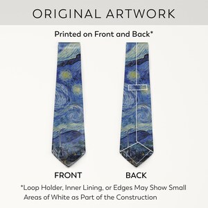 K&ouml;nnte beinhalten: Eine Krawatte mit dem Gem&auml;lde "Sternennacht" von Van Gogh, beidseitig bedruckt. Die Krawatte hat eine blaue und gelbe Farbgebung. Der Text "ORIGINAL ARTWORK" steht oben. Der Text "Printed on Front and Back" ist ebenfalls sichtbar.