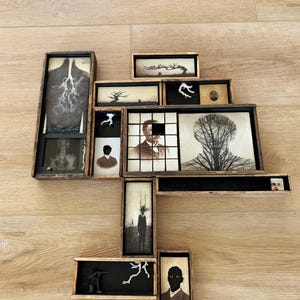 Zoals hierboven, zo hieronder: gemengde techniek Encaustic Found Object Installatie-assemblage Interactieve verwisselbare puzzelkunst