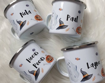 Può includere: Quattro tazze di smalto bianco con disegni a tema Halloween in bianco e nero. Le tazze hanno manici neri e sono decorate con fantasmi, streghe, zucche e caramelle. Le tazze sono personalizzate con i nomi Nola, Paul, Hocus Pocus e Layne.