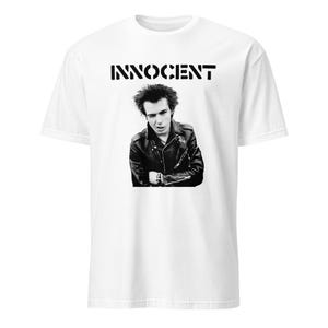 Könnte beinhalten: Ein weißes T-Shirt mit kurzen Ärmeln und einem schwarz-weißen Fotodruck einer Person mit stacheligen Haaren in einer Lederjacke. Über dem Bild ist das Wort INNOCENT in einer fetten, schwarzen Schriftart im Stencil-Stil aufgedruckt.
