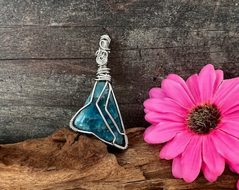 Colgante de apatita, joyería única hecha a mano, idea de regalo.