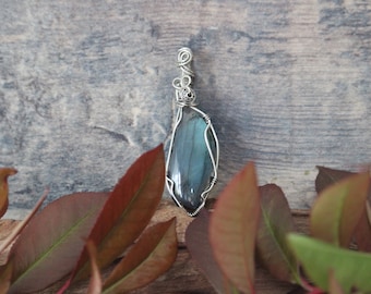 Colgante de labradorita, joyería única hecha a mano.