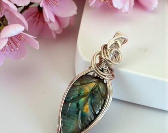 Colgante de labradorita, joyería única hecha a mano.