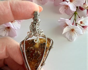 Colgante de amonita, joyería única hecha a mano.