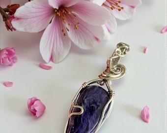Colgante de charoita, piedra natural, creación de joyería única.