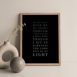 Micah 7:8 / Bibbia Verse Stampa / Non gongolare su di me mio nemico! Anche se sono caduto mi alzerò anche se mi siedo nelle tenebre il Signore sarà...