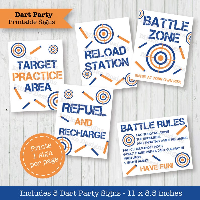 Op de afbeelding: Een set van vijf afdrukbare dartparty-borden met oranje en blauwe afbeeldingen. De borden bevatten zinnen als "Target Practice Area", "Reload Station" en "Battle Zone". Elk bord is 28 x 21,6 cm groot.