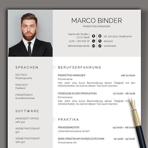 Könnte beinhalten: Ein professionelles Lebenslauf-Template mit einem Kopfbild eines Mannes im Anzug. Der Lebenslauf enthält Abschnitte für Sprachen, Berufserfahrung und Softwarekenntnisse. Der Text enthält "Marketing Manager" und "Adobe Photoshop".