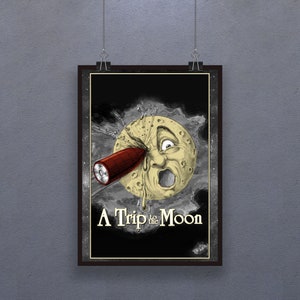 Może przedstawiać: Czarno-biały plakat z vintage'ową ilustracją rakiety rozbijającej się o księżyc. Księżyc jest przedstawiony jako twarz z zaskoczoną miną. Tekst "A Trip to the Moon" jest napisany stylizowanym fontem pod obrazkiem.