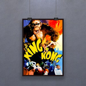 Könnte beinhalten: Ein Vintage-Filmplakat für den Film "King Kong" mit einem großen, bedrohlichen Gorilla im Vordergrund. Das Plakat ist in einem farbenfrohen Stil mit einem gelben und schwarzen Titel und einem roten, orangen und gelben Hintergrund.