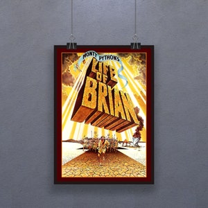 Op de afbeelding: Een vintage filmposter voor de film "Monty Python's Life of Brian". De poster heeft een gele en bruine titelkaart met de titel van de film in grote, vetgedrukte letters. De poster toont ook een scène uit de film met een groep mensen die in een woestijnlandschap lopen.