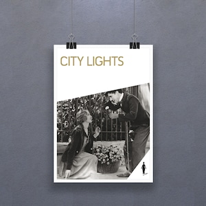 Puede incluir: Foto en blanco y negro de una pareja en un parque. El hombre sostiene una flor y la mujer sonríe. El texto "CITY LIGHTS" está en la parte superior de la imagen.