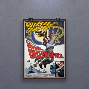 Op de afbeelding: Een vintage filmposter voor de sciencefictionfilm "Mutiny in Outer Space". De poster toont een stel in ruimtepakken, een ruimteschip en een groot, groen, buitenaards wezen. De tekst op de poster luidt "Astounding Adventure From the Center of the Moon".