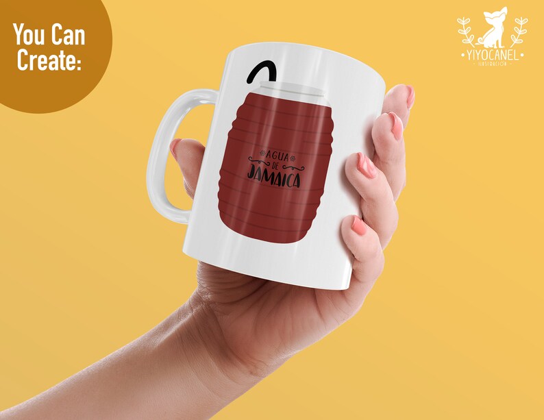 K&ouml;nnte beinhalten: Eine wei&szlig;e Keramiktasse mit einer braunen und wei&szlig;en Illustration eines Fasses mit dem Text "AGUA DE JAMAICA" darauf. Die Tasse wird von einer Hand gehalten.