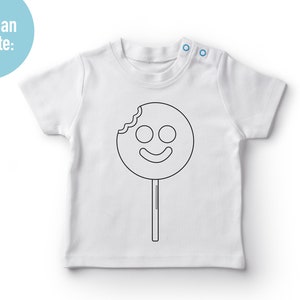 K&ouml;nnte beinhalten: Ein wei&szlig;es T-Shirt mit einer schwarzen Umrandung eines Lollipops mit einem l&auml;chelnden Gesicht. Der Lollipop hat einen Bissen.