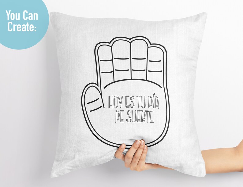 K&ouml;nnte beinhalten: Wei&szlig;es Kissen mit einer schwarzen Umrandung einer Hand mit dem Text "HOY ES TU DIA DE SUERTE" in Schwarz.