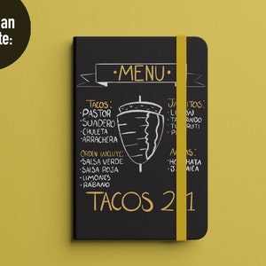 K&ouml;nnte beinhalten: Eine schwarze Kreidetafel-Speisekarte mit wei&szlig;em Text und einer Zeichnung eines Tacos. Die Speisekarte listet verschiedene Arten von Tacos auf, darunter Pastor, Suadero, Chuleta und Arrachera. Au&szlig;erdem enth&auml;lt sie eine Liste der Zutaten, die zu den Tacos geh&ouml;ren, wie Salsa Verde, Salsa Roja, Limetten und Radieschen. Die Speisekarte tr&auml;gt den Titel "Tacos 21".