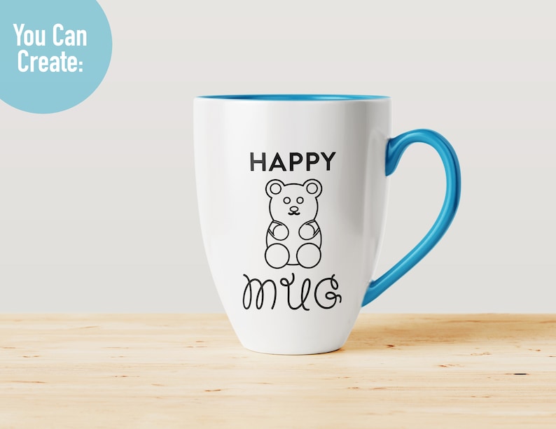 K&ouml;nnte beinhalten: Wei&szlig;e Keramiktasse mit blauem Rand und Henkel. Die Tasse hat eine schwarze Umrandung eines Teddyb&auml;ren und den Text "HAPPY MUG" aufgedruckt.