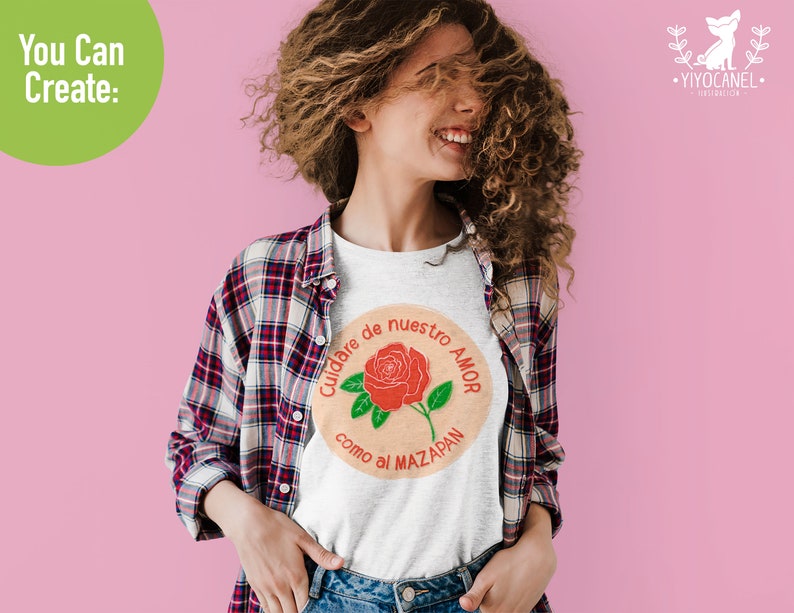 K&ouml;nnte beinhalten: Ein wei&szlig;es T-Shirt mit einer roten Rose und dem Text "Cuidare de nuestro amor como al mazap&aacute;n" auf der Vorderseite.