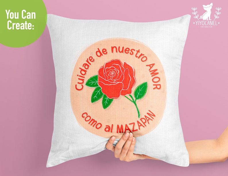 K&ouml;nnte beinhalten: Ein wei&szlig;es Kissen mit einer roten gestickten Rose und dem Text "Cuidare de nuestro AMOR como al MAZAPAN".