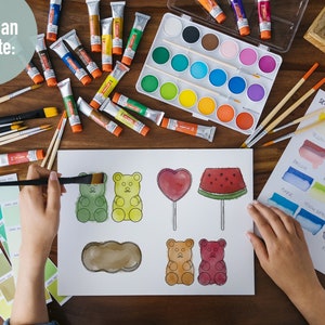 K&ouml;nnte beinhalten: Ein Kind malt ein Aquarellbild von Gummib&auml;rchen, einem Lolli und einer Wassermelonen-Scheibe. Die Illustration befindet sich auf einem wei&szlig;en Blatt Papier. Das Kind verwendet einen Pinsel und eine Aquarellfarbpalette. Das Bild enth&auml;lt den Text "You Can Create:"