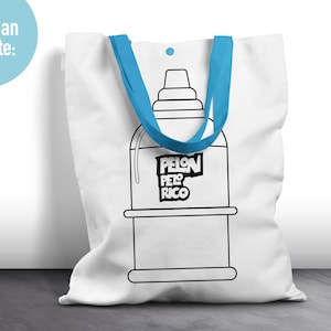 K&ouml;nnte beinhalten: Wei&szlig;e Einkaufstasche mit blauen Henkeln und einer schwarz-wei&szlig;en Illustration eines Wasserspenders mit dem Text "Pelon Pelo Rico" auf der Vorderseite.