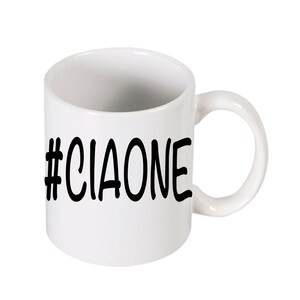 Puede incluir: Taza de cerámica blanca con un hashtag negro y la palabra "CIAONE" impresa en ella.
