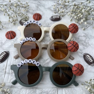 Personalisierte Sport Jungen Mädchen Kinder Fußball Basketball Name Sonnenbrille Kleinkinder Babys Geschenk mit Ledertasche Osterkorb Geburtstag