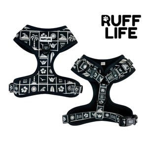 Könnte beinhalten: Zwei schwarz-weiße Hundegeschirre mit Surf-Motiv. Die Geschirre zeigen ein sich wiederholendes Muster aus Surfbrettern, Wellen und Palmen. Der Text "RUFF LIFE", "SURF ALL DAY" und "ALL DAY" ist sichtbar.