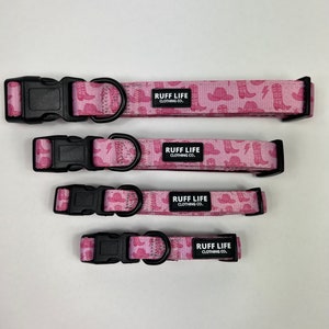 Różowa kowbojka z nadrukiem westernowym dla psa, Ruff Life Clothing Co, odzież spacerowa, obroża dla zwierząt, różowa, pies w stylu western, kapelusz kowbojki, buty