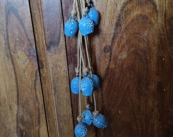 Cloche suspendue au mur. Sonnettes de porte. Guirlande de carillons. Cloches de vache peintes sur cordes de jute. Carillon de porte ou de fenêtre.