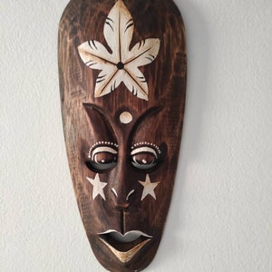 Masques tribaux en bois sculptés et peints à la main. Suspension murale tribale. Masques ethniques. Décoration d'intérieur ethnique. Tenture murale ethnique. 30 cm de haut. Leaf 1 piece